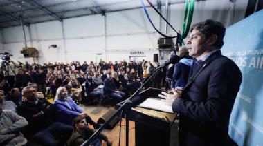 Axel Kicillof entregó viviendas a familias de Tandil