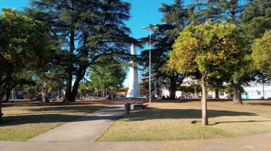 El perfume de los naranjos en flor envuelve la Plaza 9 de Julio