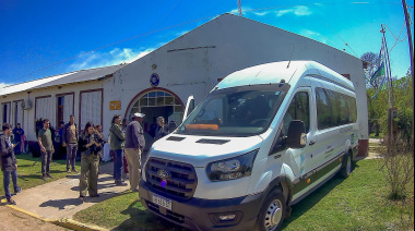 La Escuela Agrotécnica N°1 de Colonia recibió un minibús 0km