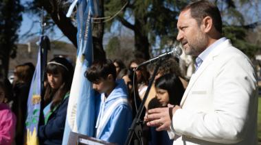 En plaza Sarmiento, la comunidad de Lincoln conmemoró el "Día del Maestro"