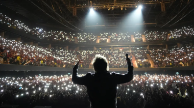 Milei presentó su libro con un show de rock y le pidió a sus seguidores que “no aflojen”