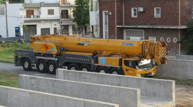 Llegó la grúa de gran porte con la que se reactivará la obra del paso bajo nivel de Junín