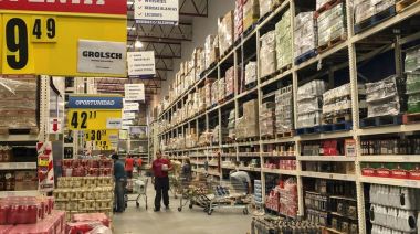 Las familias reorganizan sus consumos y hacen compras mayoristas para llegar a fin de mes