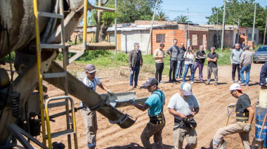 “Este sistema vino para quedarse”, aseguró Petrecca al supervisar una nueva obra de cordón cuneta por consorcio