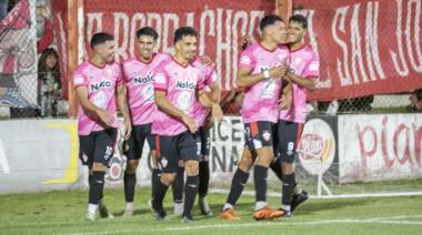 Rivadavia (L) y Academia Mascherano debutaron en el Torneo Regional con triunfos