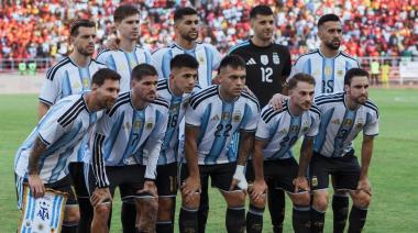 Argentina le ganó a Angola con goles de Messi y Lautaro, en el último partido del año
