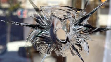 Alerta entre comerciantes de Junín por una vidriera dañada presuntamente por un disparo