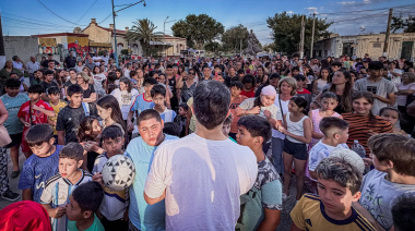 "Nos merecemos más sonrisas y más solidaridad", dijo Flexas al inaugurar la Placita del Andén