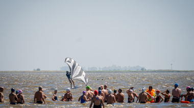 Gran convocatoria en la Laguna de Gómez durante el fin de semana deportivo con acuatlón y triatlón