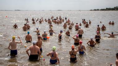 Unos 150 nadadores participaron de una nueva edición del “Cruce Chico” en la Laguna de Gómez
