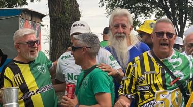 Una festejo inédito: Las hinchadas de Sarmiento y Almirante Brown celebraron juntos en Junín