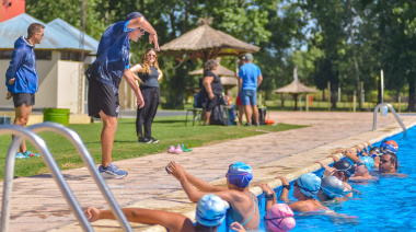 Clase abierta de natación en el Polideportivo Municipal de Vedia