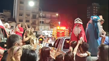 Junín vivió una noche especial con el recorrido de los Reyes Magos y la presentación de una autobomba forestal