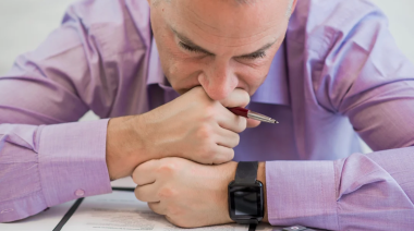 Economía estancada: el gasto público cayó un récord del 27% y el consumo se sostiene solo con tarjeta