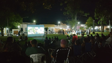 Cine bajo las Estrellas en Alberdi: una noche para disfrutar en familia