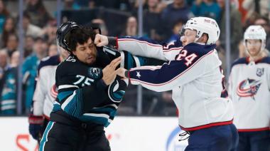 Insólito: un jugador noqueó a su rival de una trompada en un partido de hockey sobre hielo