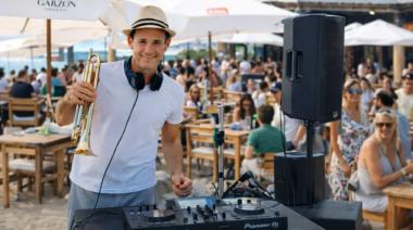 De Junín a Punta del Este: Sergio Pérez Volpin, arte, música y una temporada a puro ritmo en las playas uruguayas