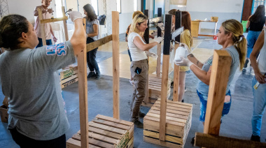 El municipio entregó nuevos tachos de residuos en el barrio El Progreso y reforzó el trabajo ambiental junto a los vecinos
