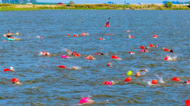 Gran convocatoria en la Laguna de Gómez: cerca de 150 nadadores participaron del cruce de 5000 metros