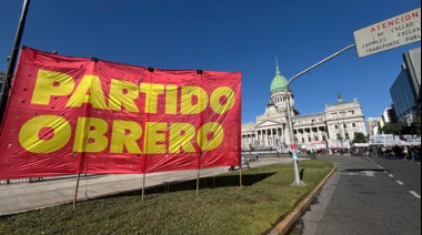 Manifestantes cortaron la 9 de Julio y se enfrentaron con la Policía: marchan al Congreso