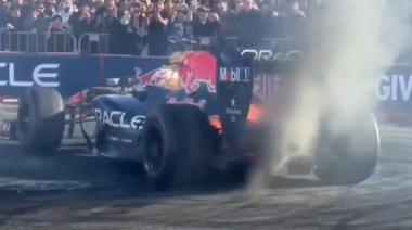 A Tsunoda se le prendió fuego un Red Bull durante una exhibición