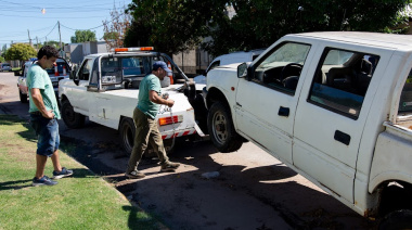 Lincoln: el Municipio comenzó con el remolque de vehículos abandonados en la vía pública
