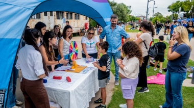 La Feria Emprendedora del 8M reunió a una multitud de vecinos en el Parque Lineal