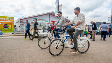 Movilidad sustentable: Fiorini probó en Expoagro las bicicletas que llegarán a Junín