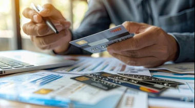 El sueldo no alcanza: más de la mitad de los hogares se endeuda y no llega al día 20 del mes