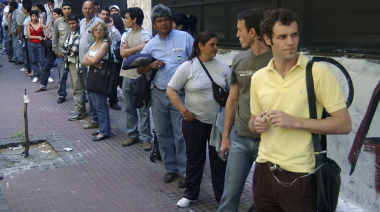 Más gente, desocupada o disconforme, sale a buscar trabajo mientras la oferta de empleos se contrae