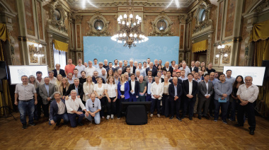 Kicillof reunió a intendentes y responsabilizó a Milei por el ahogo económico de los municipios