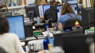 Sueldos estatales: el calendario de aumentos mes a mes y los nuevos topes fijados por decreto