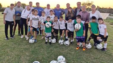 El Municipio de General Pinto entregó pelotas a clubes del distrito en el marco de la asistencia institucional