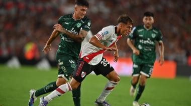 Con uno menos, Sarmiento siempre corrió desde atrás y cayó con claridad ante River