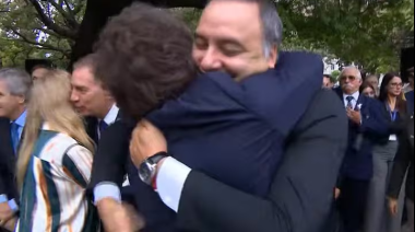 El abrazo que le dio Milei a Adorni en el acto por Malvinas