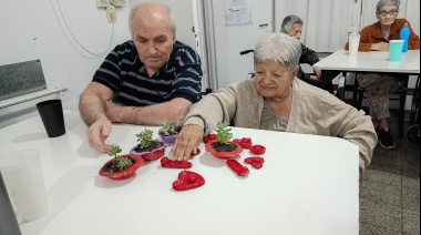 Adultos mayores participaron de un taller de reciclado creativo en la Residencia Papa Francisco
