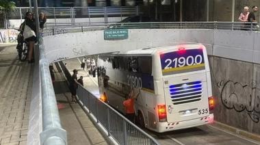 Un micro con hinchas de Chaco For Ever se incrustó en un túnel