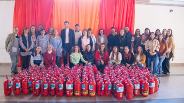Entrega de matafuegos para escuelas del distrito de Alem