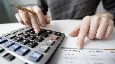 Según la Fundación Pensar, el ingreso disponible cayó 5,4% respecto a 2023 y crecieron los gastos fijos