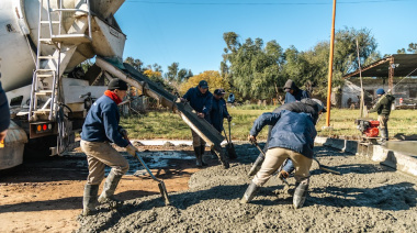 Avanza la obra de pavimentación en Arenaza con nuevas cuadras de asfalto