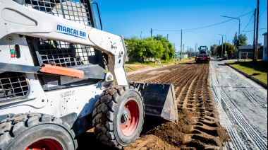 Avanzan las obras de asfaltado en Bicentenario y destacan el trabajo conjunto con fomentistas