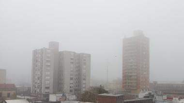 Junín y la región amanecieron cubiertos por una intensa niebla y rige alerta violeta