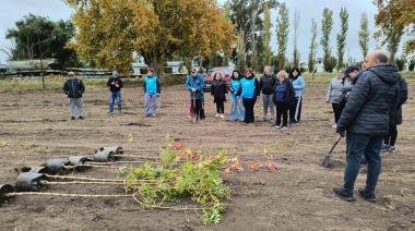 Avanza la recuperación del predio ferroviario de Arribeños con una jornada de forestación