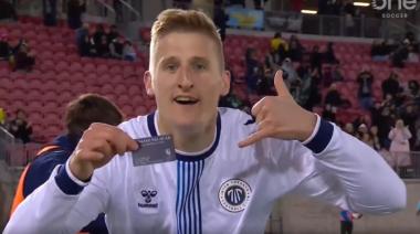 Increíble: un futbolista convirtió un gol y lo festejó promocionando su segundo trabajo