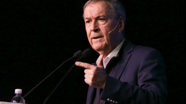Juan Schiaretti pide la renuncia de Adorni como jefe de Gabinete