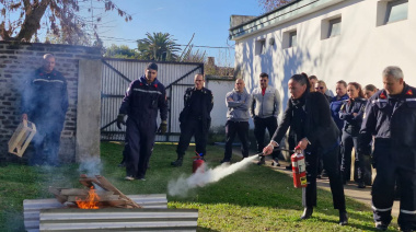 Bomberos Voluntarios capacitaron a efectivos policiales en el uso de matafuegos