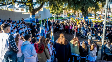 Emotiva Promesa de Lealtad a la Bandera reunió a estudiantes y familias en la Plazoleta Oscar Soulet