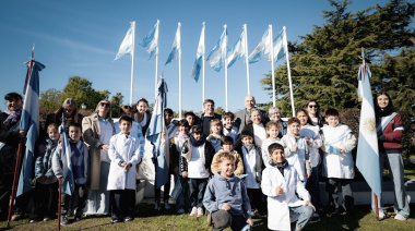 Kicillof encabezó la ceremonia de promesa a la bandera nacional de alumnos de la localidad rural de San Jorge