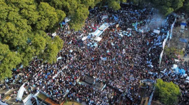 Banderazo en Parque Lezama para exigir la liberación de Cristina Kirchner