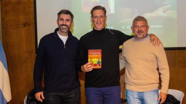 Facundo Sava presentó un libro que une fútbol y psicología social